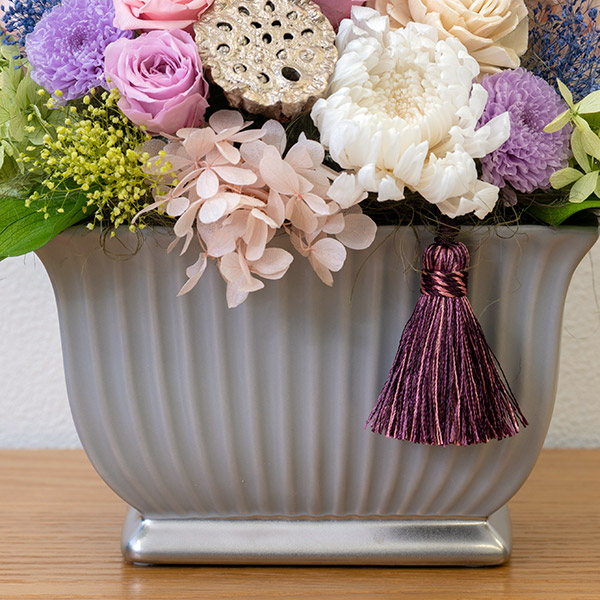 【お供えプリザーブドフラワー】お供えの上品なプリザーブドフラワーアレンジメント色とりどりの花と陶器のポットで仕上げた供花
