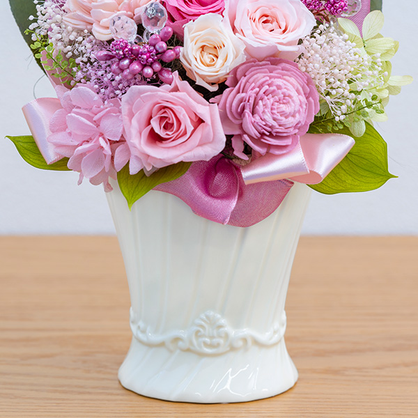 ピンクバラの豪華なプリザーブドフラワーアレンジメント