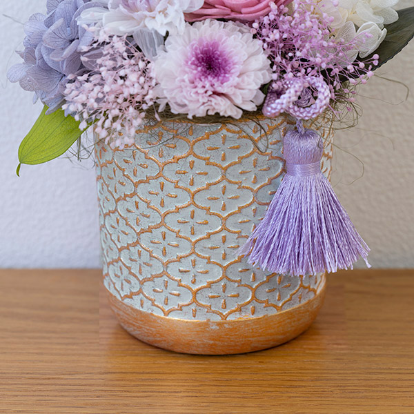 【お供えプリザーブドフラワー】お供えの優しげなプリザーブドフラワーアレンジメントご遺族にお手入れのお手間をかけずに贈れます