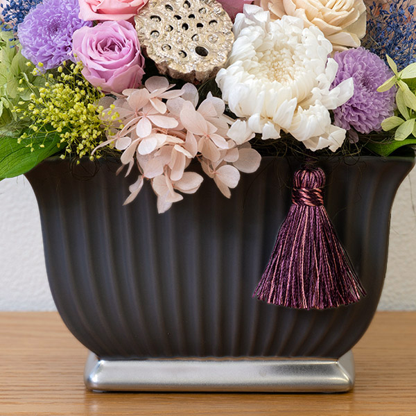 【お供えプリザーブドフラワー】お供えの上品なプリザーブドフラワーアレンジメント色とりどりの花と陶器のポットで仕上げた供花