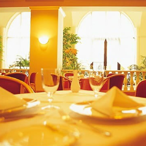 【お供えセットギフト】お供えのアレンジメントとグルメカタログ 麗(うらら) 〔露芝(つゆしば)〕様々なカタチの贈り物を、この一冊で。