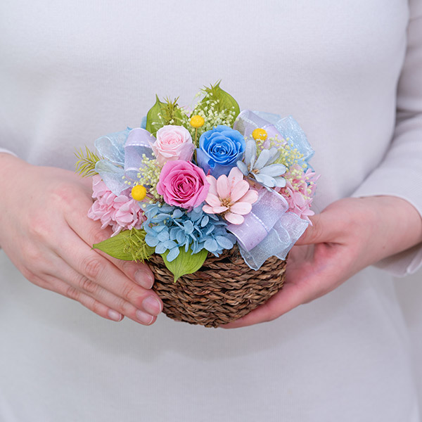 【母の日プリザーブドフラワー】ピンクバラの爽やかなプリザーブドフラワーバスケットピンクと水色の花々が爽やかなフラワーバスケット
