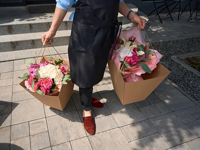 お花を運ぶお花屋さん