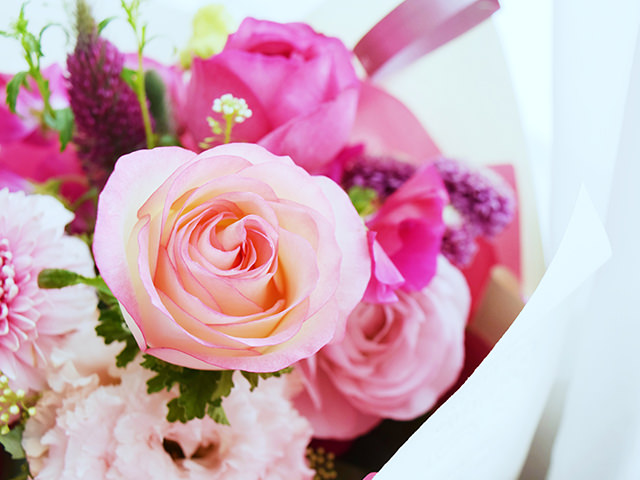 ピンクのバラを使った花束