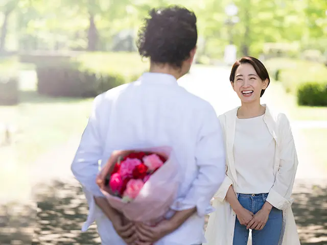 花束を持った夫