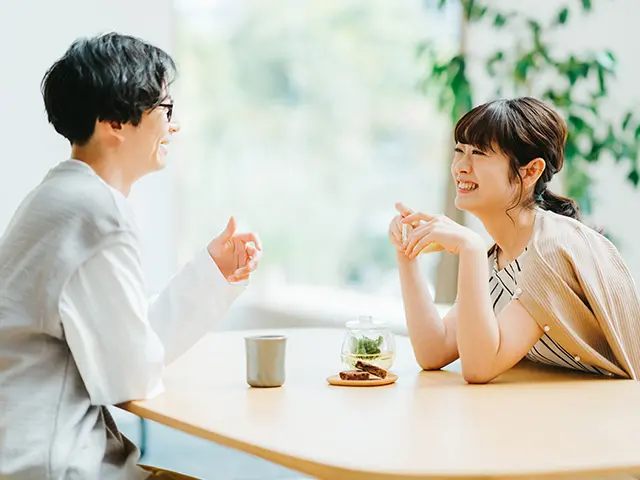 会話をする夫婦