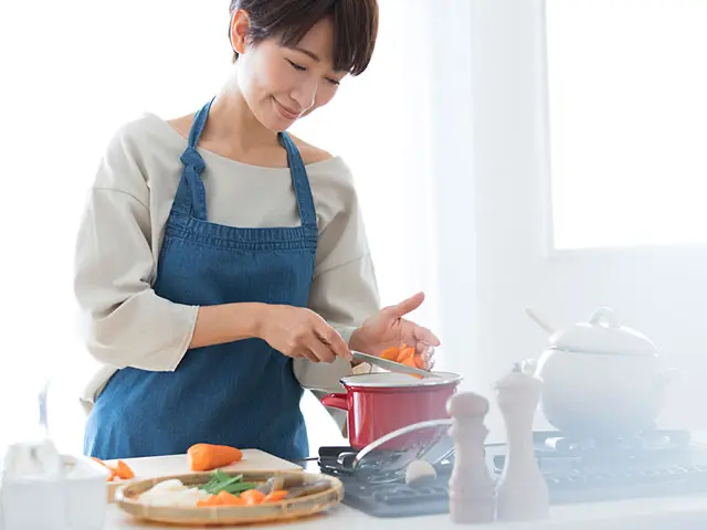 料理をする女性