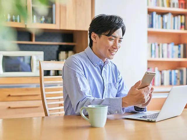 ネットで花を注文する夫