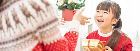 子供にクリスマスプレゼントはいつ渡す？どこに置く？女の子も男の子も喜ぶ知育に役立つギフトとは。｜クリスマス コラム