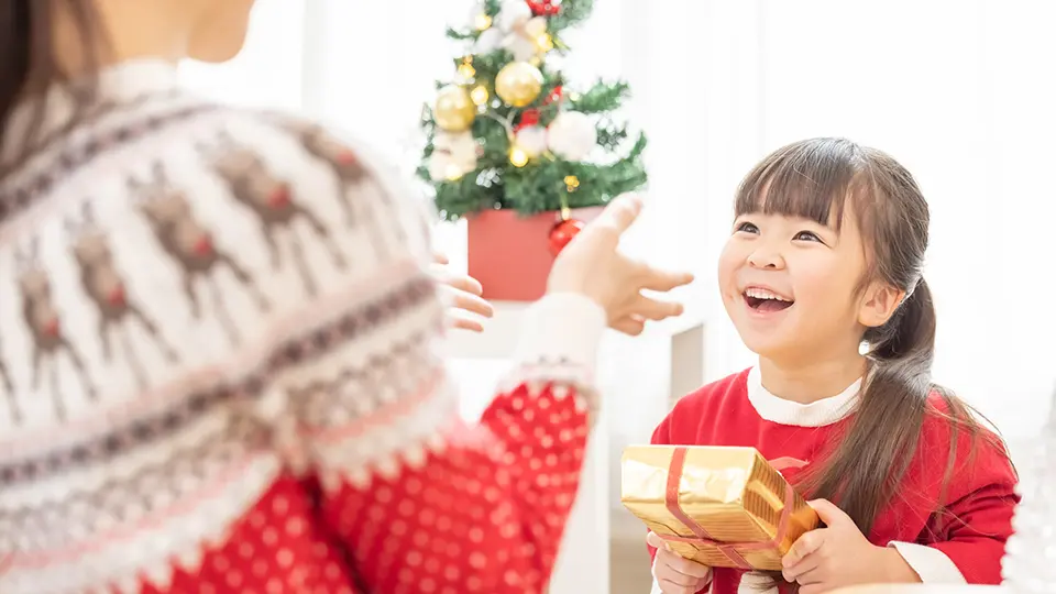 子供にクリスマスプレゼントはいつ渡す？どこに置く？女の子も男の子も喜ぶ知育に役立つギフトとは。