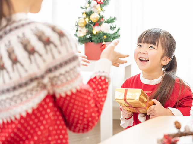 子供にクリスマスプレゼントはいつ渡す？どこに置く？女の子も男の子も喜ぶ知育に役立つギフトとは。