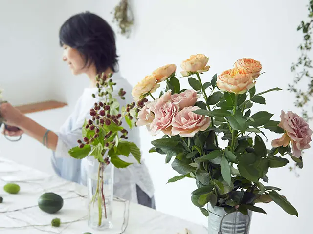 花を楽しむ女性