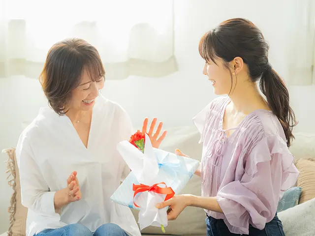 母の日のプレゼントを渡す女性
