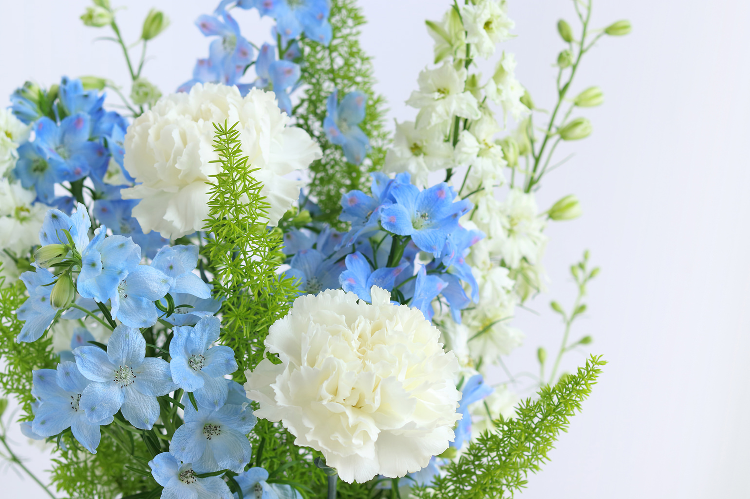 白とブルーの花束